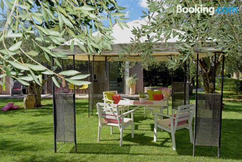 Gezellig een slaapkamer. Terras en zwembad.