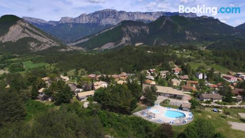 Appartement avec piscine. Wifi et terrasse