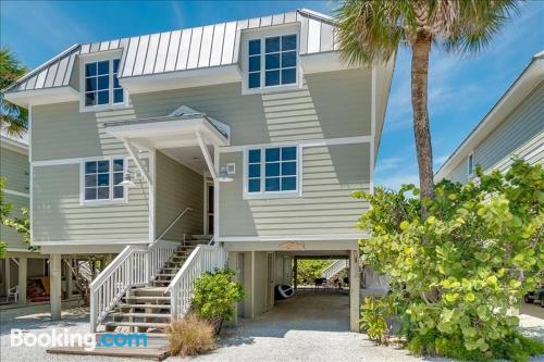 Swimming pool and wifi apartment in Boca Grande. Pet friendly.