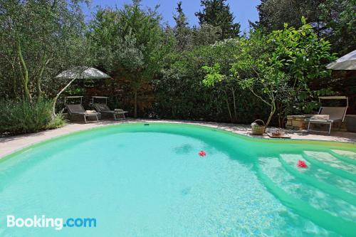 Confortável apartamento no centro. Terraço e piscina