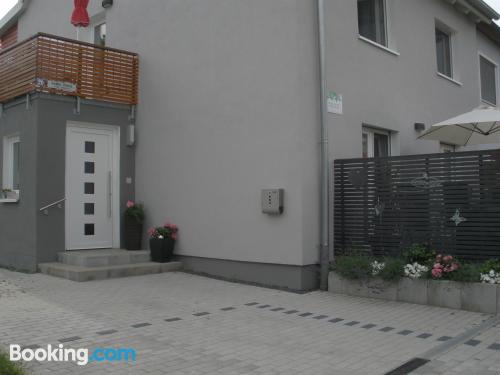 Zentrale Wohnung. Terrasse!