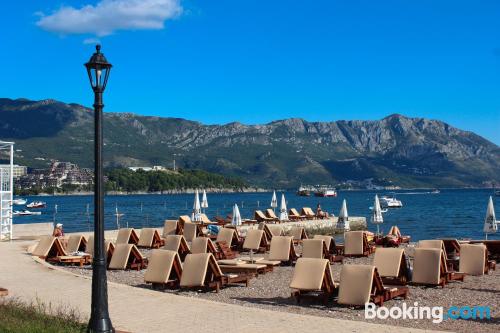 Budva aan zijn voeten! Met terras!