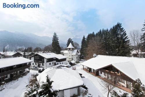 Apartamento adequado para cães à Garmisch-Partenkirchen. Terraço e piscina