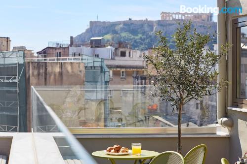 Zona centro y terraza en Atenas con piscina.