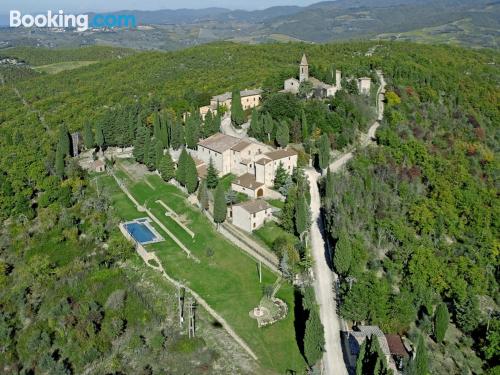 Castellina in Chianti ai vostri piedi!. Con due camere da letto.