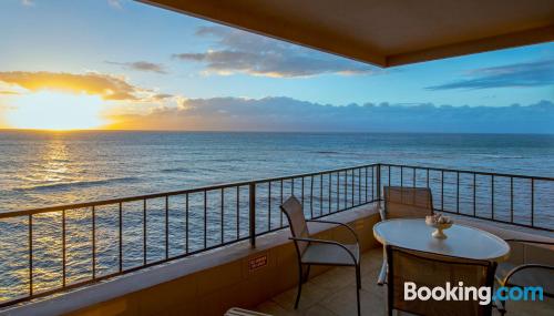 Apartamento em Lahaina. Terraço e piscina