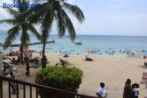 Appartement avec internet et terrasse. Montego Bay est votre.