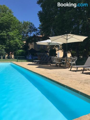 Estúdio. Terraço e piscina.