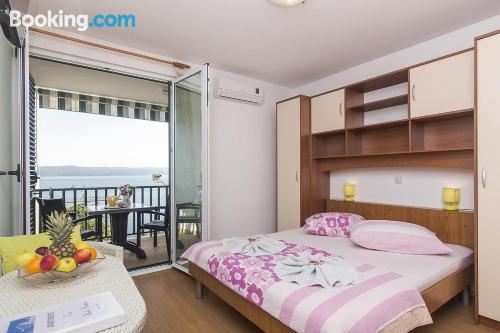 Apartamento con aire acondicionado en buena zona de Brela.