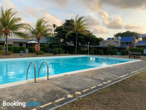 Apartamento con terraza con piscina.