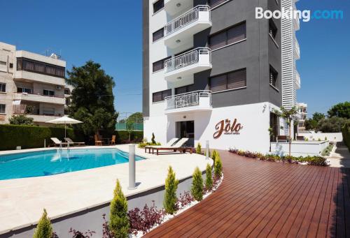 Apartamento com Internet. Terraço e piscina