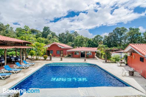 Praktische Ferienwohnung in Quepos. Internet und Balkon