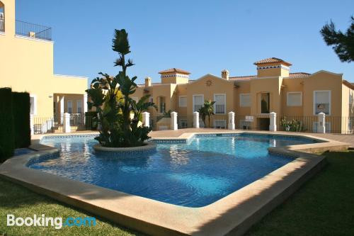 Apartamento com piscina e ar condicionado. Terraço!