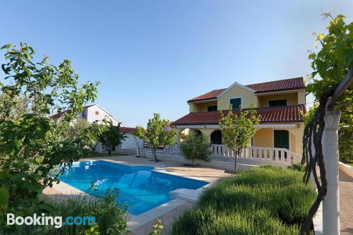 Appartement pour les familles à Lozovac. Terrasse!