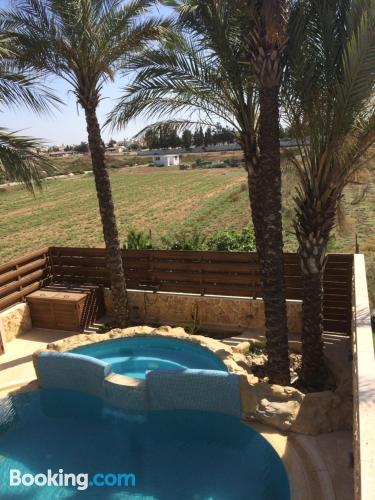 Adequado para cães. Piscina e terraço