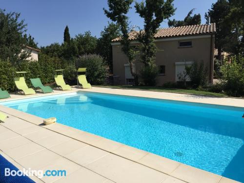 Apartamento con piscina en buena ubicación de Saint-Vallier-de-Thiey.