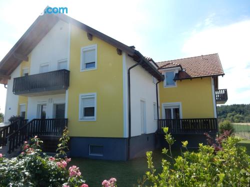 Appartement avec terrasse, dans une position centrale.