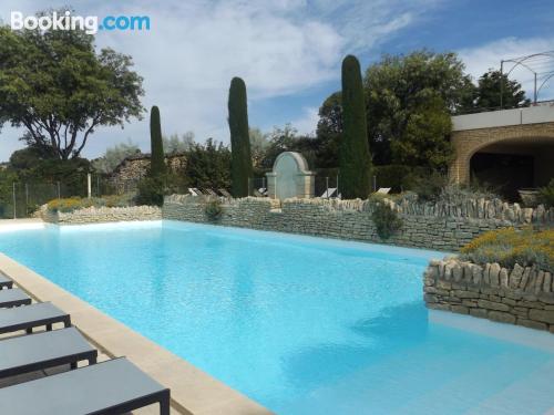 Appartement avec piscine. À Gordes.