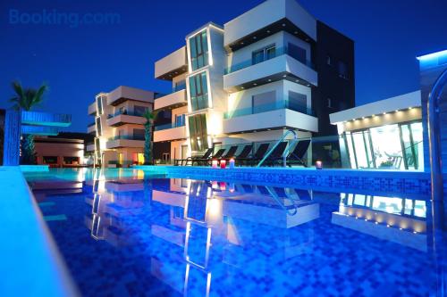 Ample appartement avec piscine. Terrasse et Internet!