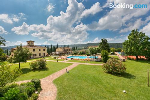 Apartamento com terraço. Piscina!.