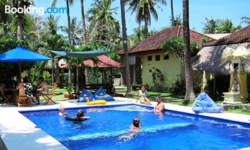 Práctico apartamento dos personas con terraza y internet.