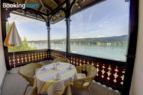 Grand appartement en bonne position. Avec terrasse!