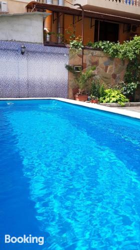 Appartamento con Internet e terrazza. Piscina e aria condizionata