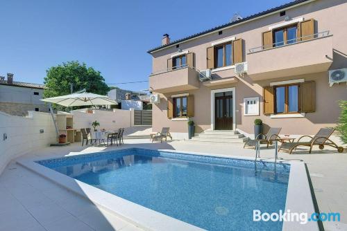 Appartement avec piscine et l'air. Ližnjan à vos pieds