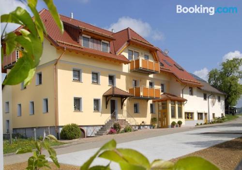 Appartement avec piscine. Terrasse et internet!.