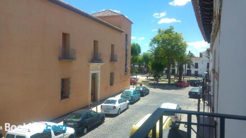 Perfecto, tres habitaciones con vistas y internet