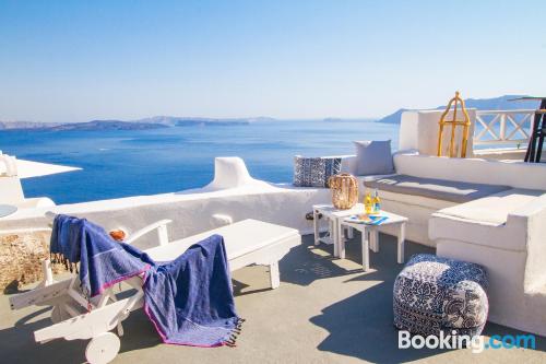 Best location and terrace in Oia with internet