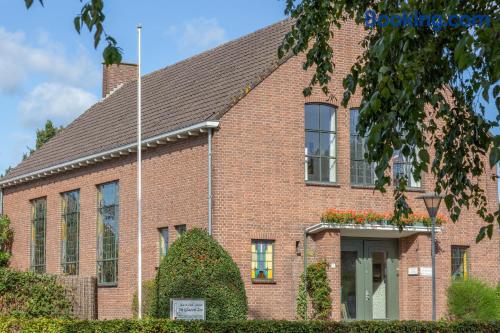 Zona centro y terraza en Steenwijk con conexión a internet.