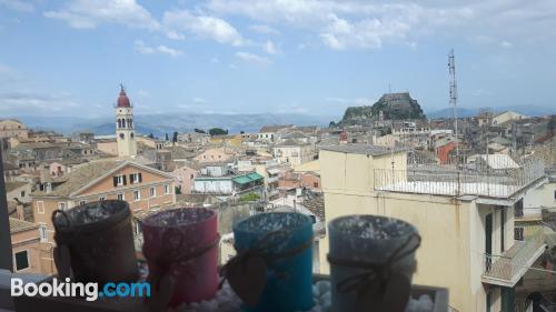 Na melhor posição e terraço em Corfu Town. Internet!