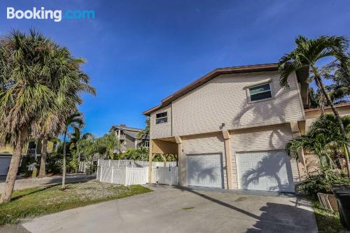 Appartement met 3 kamers. Fort Myers Beach vanuit uw raam!.