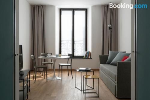 Sorprendente appartamento con una camera, a Milano