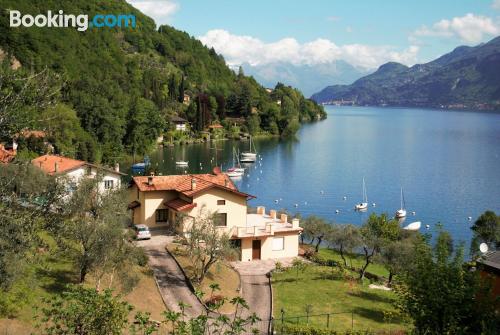 Spacieux appartement avec 2 chambres. Oliveto Lario à vos pieds!