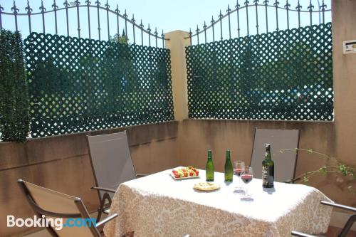 Confortable appartement. Terrasse et wifi!.