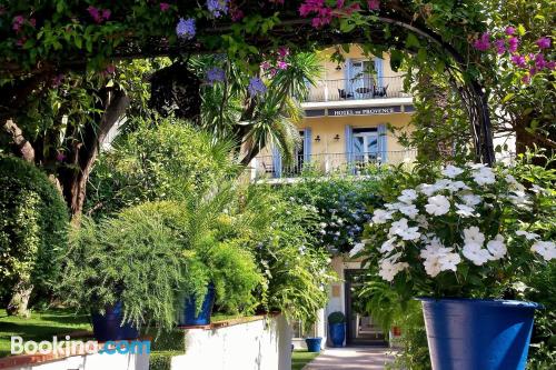 Appartement met airconditioning. Cannes aan zijn voeten!