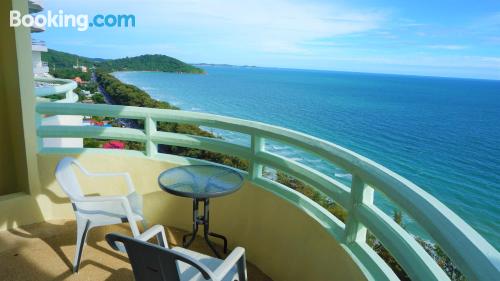 Grosso apartamento em Rayong. Terraço!