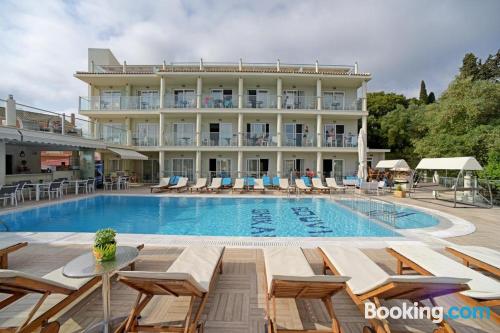 Confortable appartement avec piscine. Corfou à vos pieds