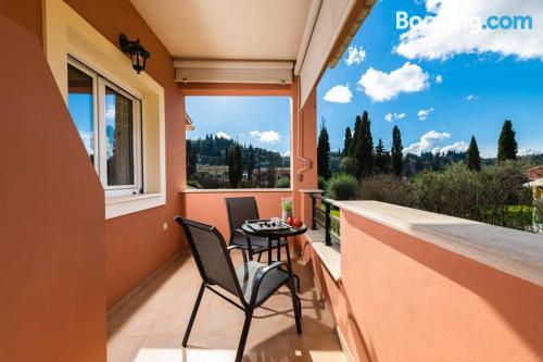 Espaçoso apartamento em Corfu Town. Terraço!