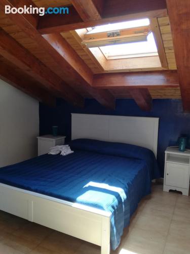 Grosso apartamento com dois quartos. No centro!