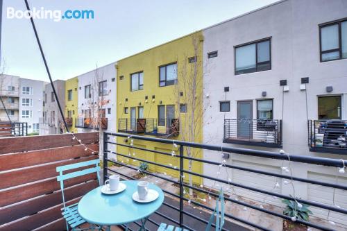 Apartamento de 84m2 en Oakland con aire acondicionado.