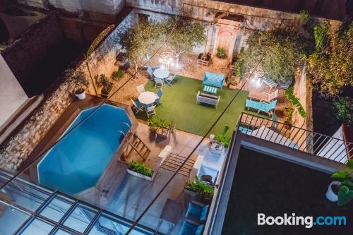 Apartamento con piscina, terraza y conexión a internet