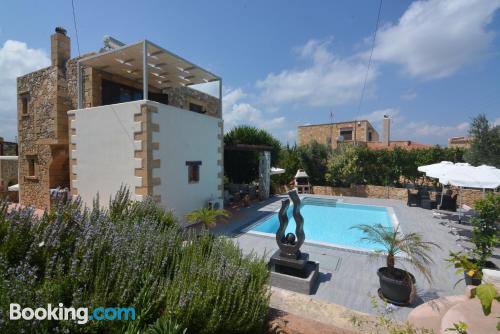 Apartamento con piscina y aire acondicionado en Maleme.