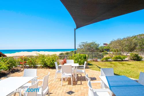 Apt mit Terrasse und Internet. In Gold Coast