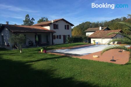 Apartamento para famílias em Saint-Pée-sur-Nivelle. Terraço e piscina.