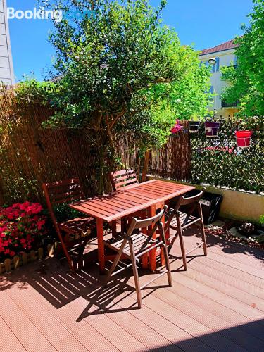 Apartamento en Bussy-Saint-Georges con terraza y internet.