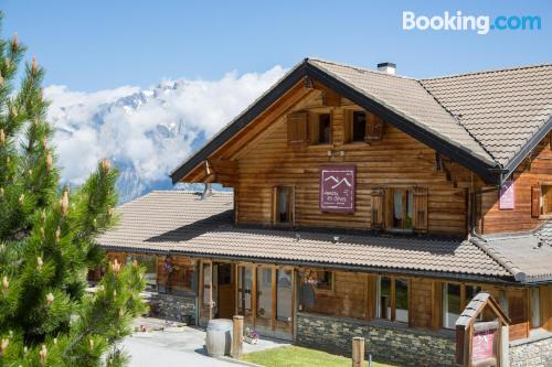 Een slaapkamer. Nendaz vanuit uw raam!