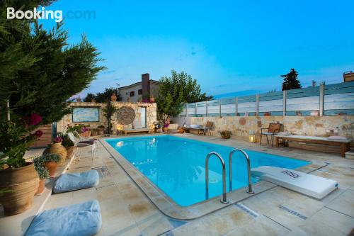 Apartamento em Atsipopoulo. Terraço e piscina